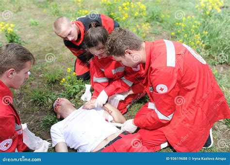 Bildergebnis für Person Giving First Aid