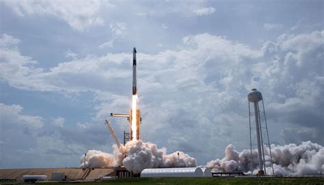Afbeeldingsresultaten voor SpaceX First Rocket
