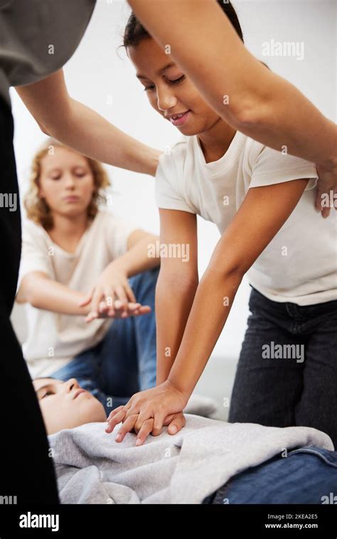 Bildergebnis für Person Giving First Aid