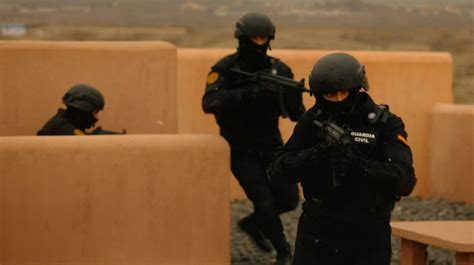 Crossfire Movie Cast-साठीचा प्रतिमा निकाल