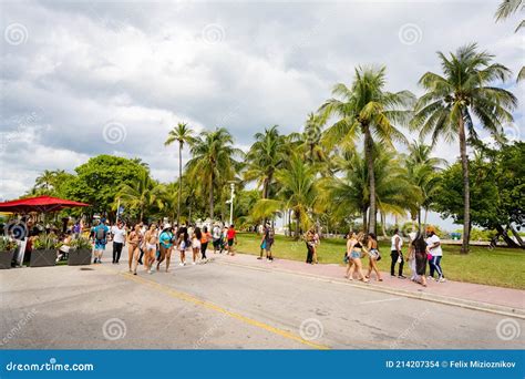 Spring Break Beautiful Woman に対する画像結果