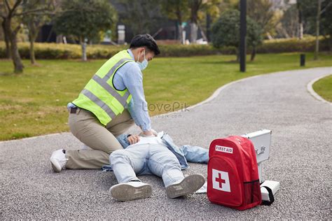 Bildergebnis für Person Giving First Aid