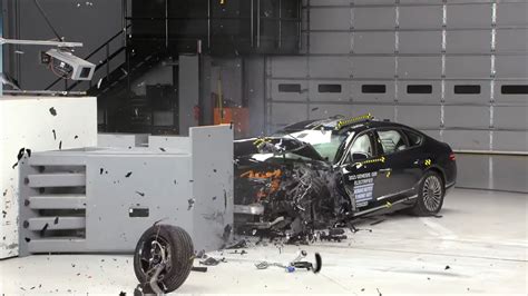 Toradh íomhá ar IIHS crash test