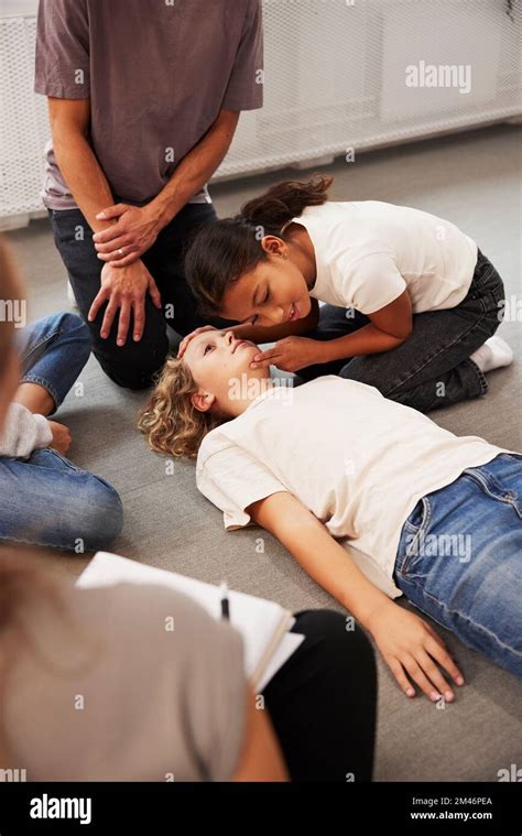 Bildergebnis für Person Giving First Aid