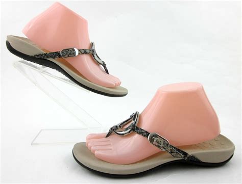 Afbeeldingsresultaten voor Vionic Wide Width Sandals