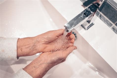 Afbeeldingsresultaten voor Hand Washing Rinsing