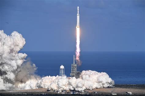 Afbeeldingsresultaten voor SpaceX First Rocket