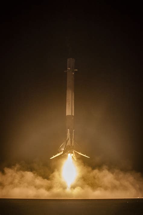 Afbeeldingsresultaten voor SpaceX First Rocket
