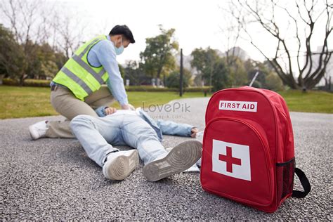Bildergebnis für Person Giving First Aid