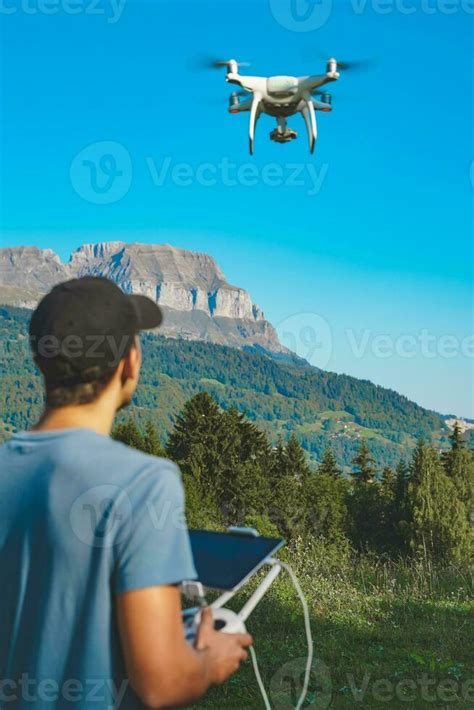 Man Flying Drone に対する画像結果