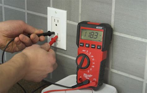 Toradh íomhá ar Testing Stove Outlet with Multimeter