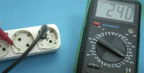 Toradh íomhá ar Testing Stove Outlet with Multimeter