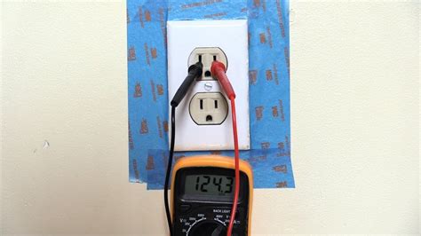 Toradh íomhá ar Testing Stove Outlet with Multimeter