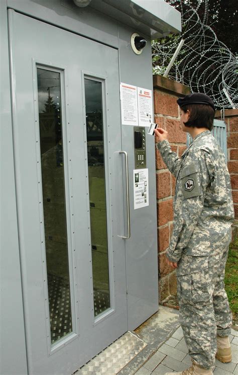 Military Installation Gate に対する画像結果