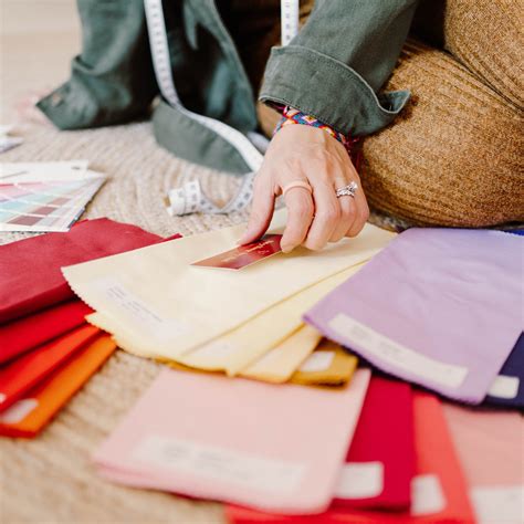 Gift Card with Hands-साठीचा प्रतिमा निकाल