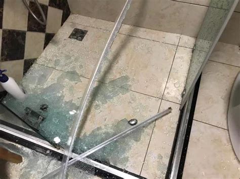 Toradh íomhá ar Exploding Shower Doors