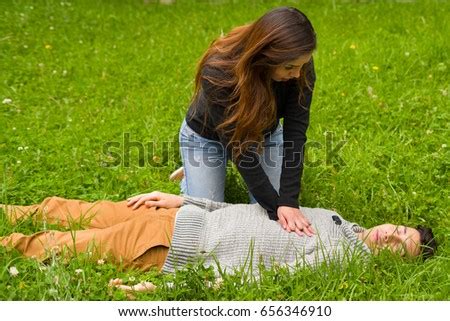 Bildergebnis für Person Giving First Aid