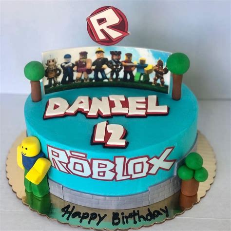 Cake with Roblox Man Face に対する画像結果