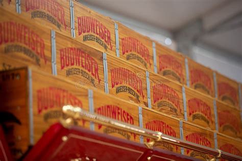 Toradh íomhá ar Stack of 805 Beer Cases