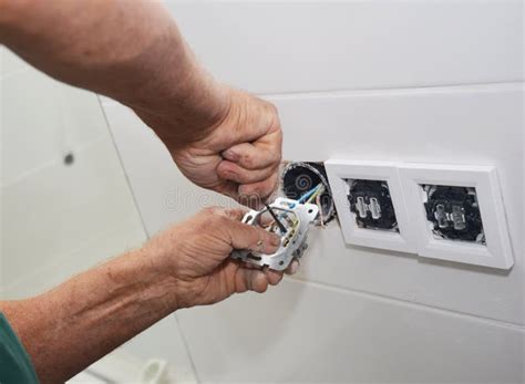 Plastic Electrical Outlet Box Repair に対する画像結果