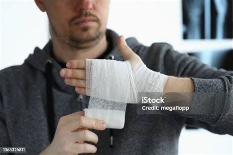 Bildergebnis für Person Giving First Aid