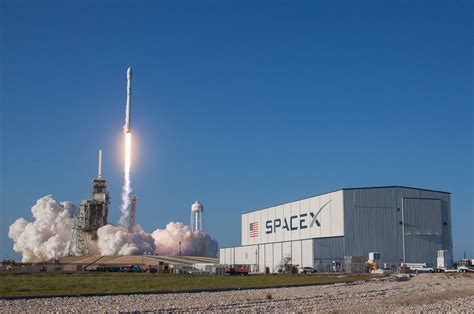 Afbeeldingsresultaten voor SpaceX First Rocket