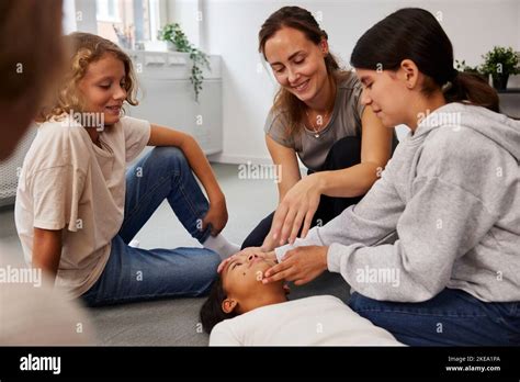 Bildergebnis für Person Giving First Aid