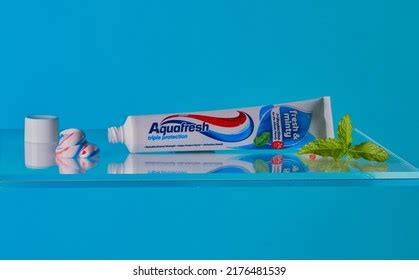 Afbeeldingsresultaten voor Aquafresh Toothpaste Logo