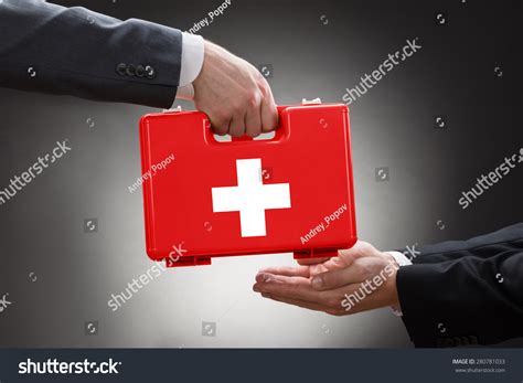 Bildergebnis für Person Giving First Aid