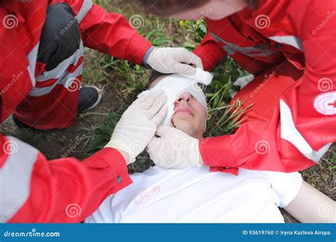 Bildergebnis für Person Giving First Aid