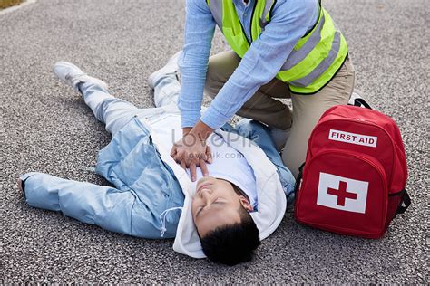 Bildergebnis für Person Giving First Aid