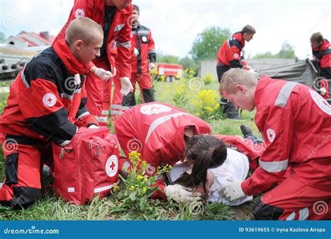 Bildergebnis für Person Giving First Aid