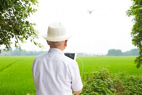 Man Flying Drone に対する画像結果