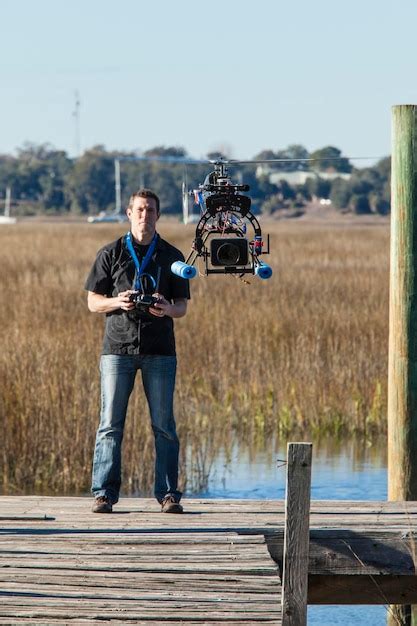 Man Flying Drone に対する画像結果
