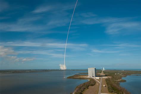 Afbeeldingsresultaten voor SpaceX First Rocket