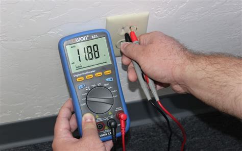 Toradh íomhá ar Testing Stove Outlet with Multimeter