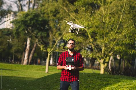 Man Flying Drone に対する画像結果