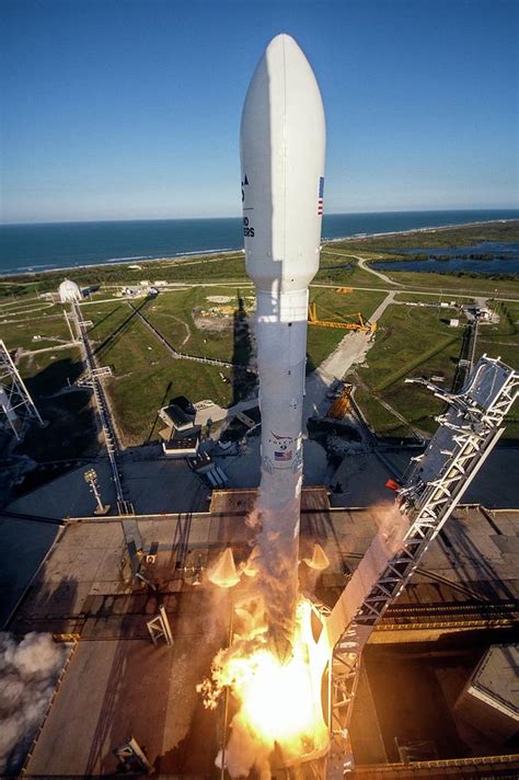 Afbeeldingsresultaten voor SpaceX First Rocket