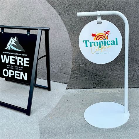 Banners and Signs に対する画像結果