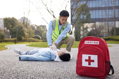 Bildergebnis für Person Giving First Aid