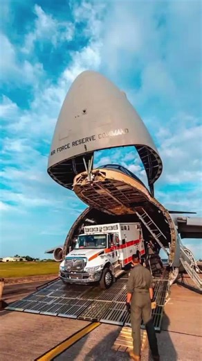 Miskinka,🦡-wu-orday-✈️we dardari lehed- Legends le arkay!#fyp #goviral #travel #airforce #tiktokindia @The U.S. Air Force's C-17 Globemaster III is a large, four-engine strategic airlifter, the backbone of its heavy transport, designed to deliver troops and large cargo directly to forward, austere airfields worldwide, even unpaved ones, by combining long-range capability with tactical short-field performance for humanitarian, peacekeeping, and combat missions, including aeromedical evacuation. 