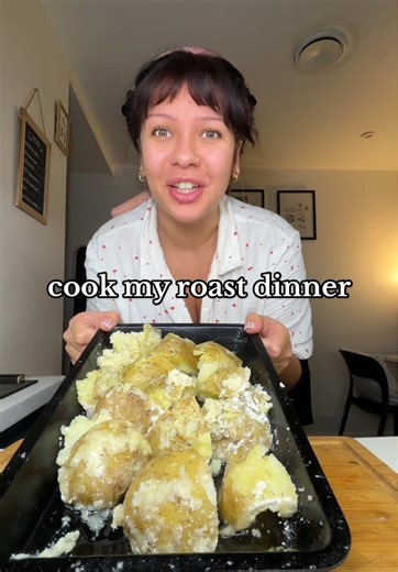Cook my weekly sunday roast dinner in my uni accommodation 👩🏽‍🍳 | roast
