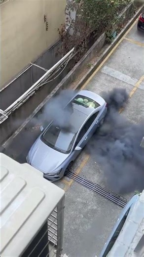 Electric car suddenly smokes and explodes in Guizhou, China
