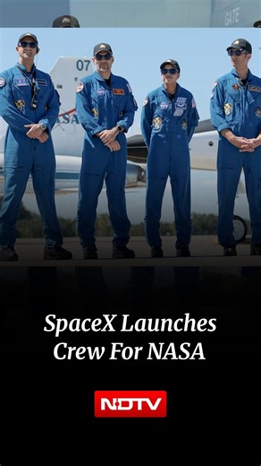 SpaceX Dragon Capsule Carrying 4 NASA Astronaut Docks At The International Space Station
