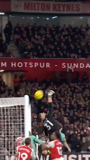 SAKA CORNER FORCES OWN GOAL!