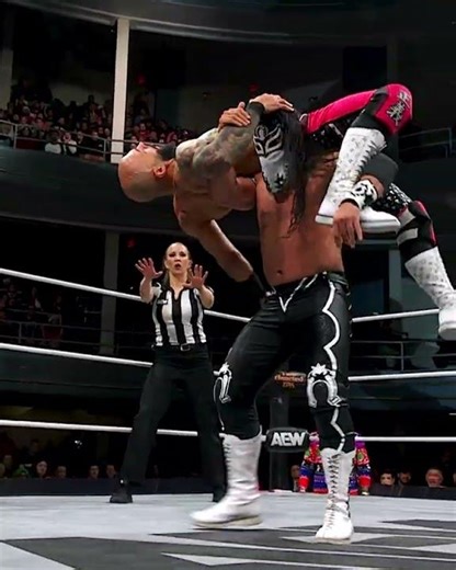 WHAT A KICK!!!! #Bandido vs #Ricochet! #AEWDynamite