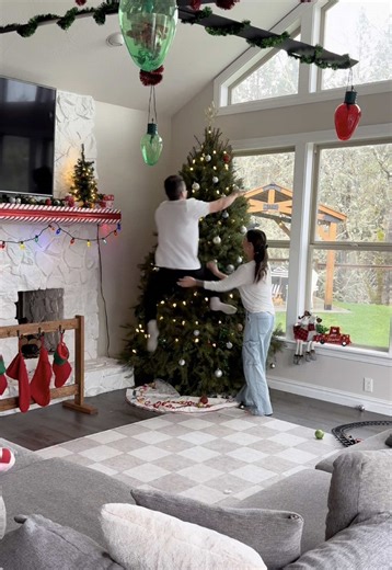 When to Clean Up Christmas Decorations with Friends