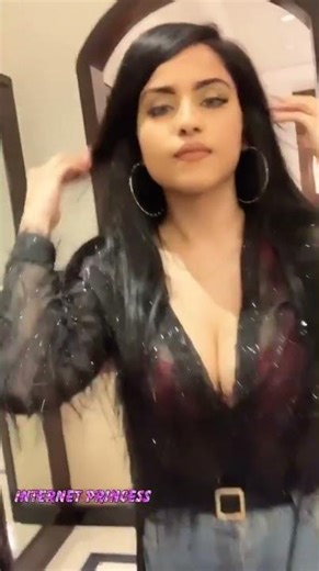 Hot Busty Babe Huge Cleavage