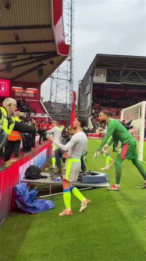 Erling Haaland swaps his shirt for a Santa hat 🎅🎄