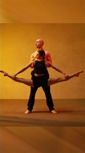 🇺🇦 Model poses for photoshoot📸 Acrobatics. Models Svetlana and Alexey